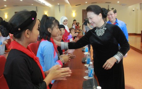 NA Chaiwoman pledges all avalaible resources to support children    - ảnh 1