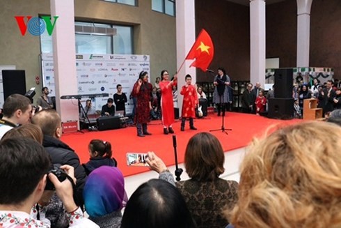 Vietnamese culture promoted at Charity Bazaar in Ukraine  - ảnh 1