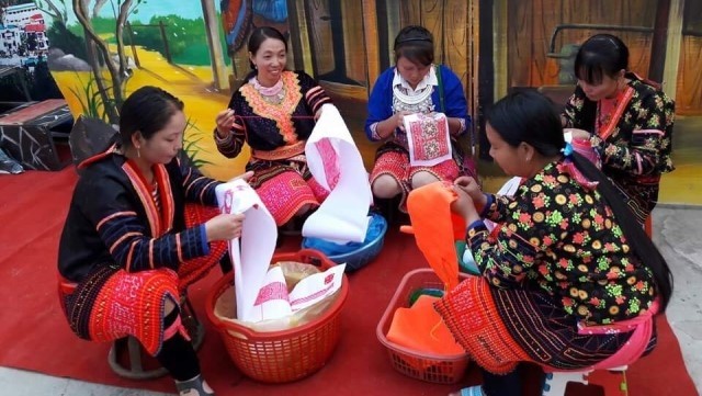  Mong’s making patterns on costumes recognized as national intangible cultural heritage - ảnh 1