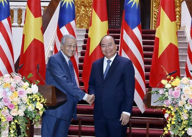 Malaysian PM visits Vietnam to boost bilateral ties - ảnh 1