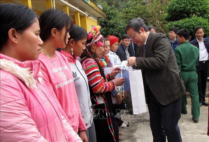 Tet gifts presented to ethnic people in Lai Chau - ảnh 1