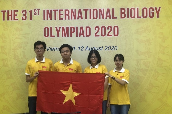 Vietnam wins four prizes at Int’l Biology Olympiad 2020 - ảnh 1