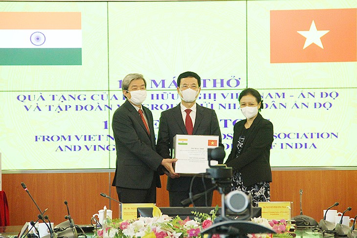Vietnamese association presents 100 ventilators to India - ảnh 1