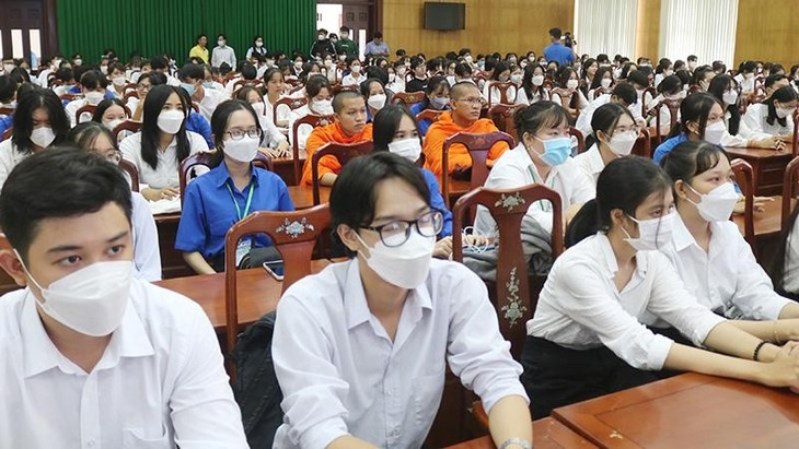 Session held in Tra Vinh to raise students’ awareness of national seas and islands - ảnh 1