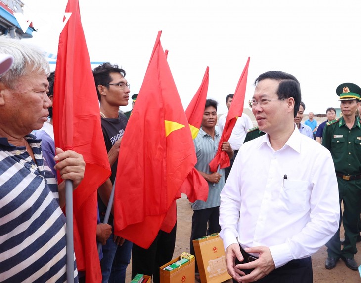 1,000 national flags presented to fishermen in Binh Thuan  - ảnh 1