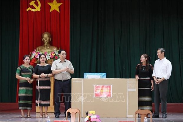 PM inspects Kon Tum’s preparations for new academic year - ảnh 2