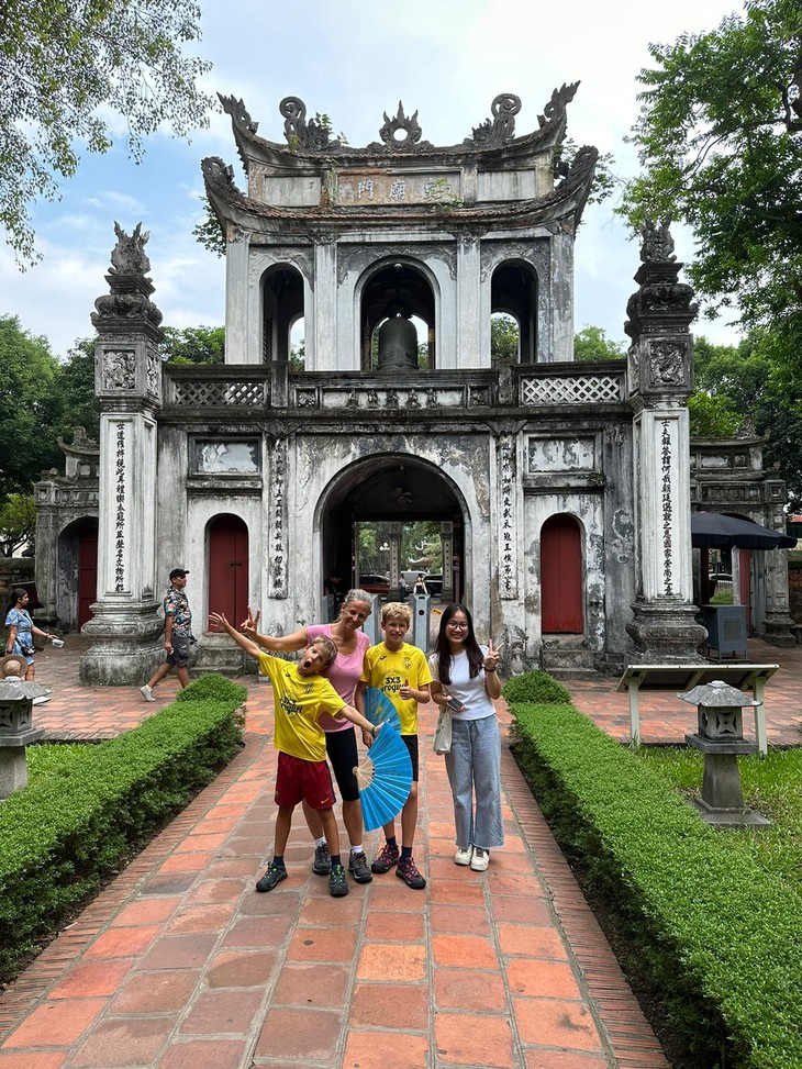 Hanoi Free Tour Guides: Little Ambassadors of Hanoi - ảnh 3