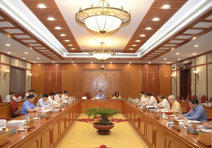 Sekjen Nguyen Phu Trong memimpin rapat Polit Biro untuk Memberikan Pendapat tentang Proyek-Proyek Penting - ảnh 1