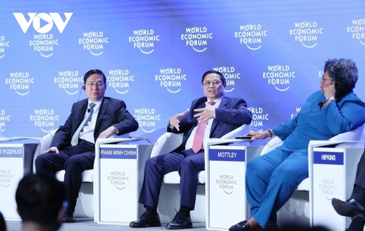 Perdana Menteri Pham Minh Chinh Memberikan banyak Pendapat pada Diskusi Pertama Konferensi WEF Tianjin - ảnh 1