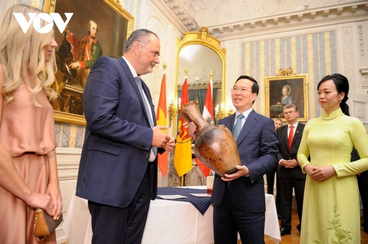 Presiden Vietnam, Vo Van Thuong Melakukan Pertemuan dengan Gunernur Negara Bagian Burgenland, Austria - ảnh 1