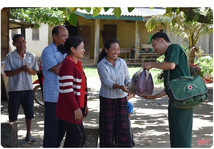 Dokter Nguyen Viet Duc: Dokter Vietnam dengan Pangkat Militer Hijau di Negara Sahabat Laos - ảnh 2