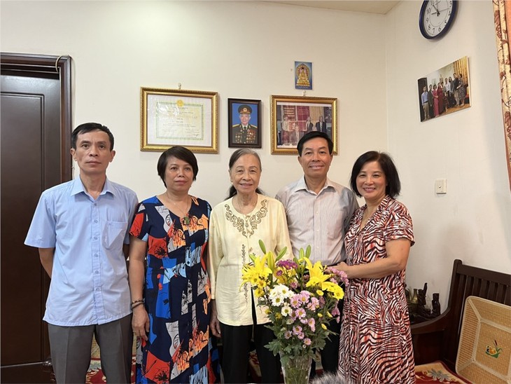 Keluarga-keluarga Vietnam sarat dengan rasa cinta terhadap Laos - ảnh 1