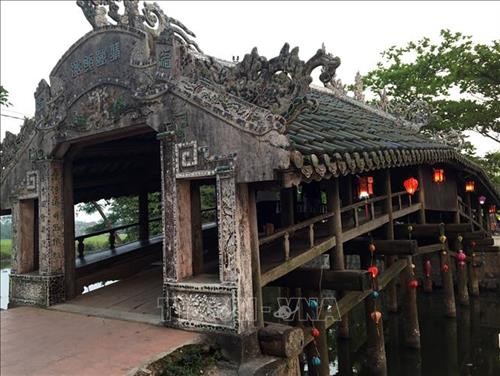 트어티엔-후에 (Thừa Thiên - Huế), 타인 또안(Thanh Toàn) 기와 다리에서 야시장 장터를 개최 - ảnh 1