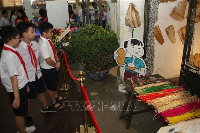 약 2만 명의 하노이 학생들, 탕롱황성 및 꼬로아 유적지 역사 탐방에 참여 - ảnh 1
