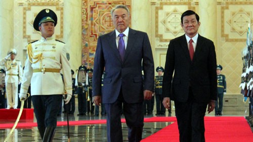 Gespräch zwischen Staatspräsident Sang und Präsident Kasachstans Nazarbajew - ảnh 1