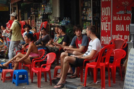 Das Fassbier der Altstadt Hanois interessiert ausländische Touristen - ảnh 1