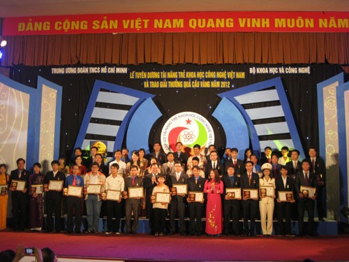 Junge Wissenschaftler werden in Hanoi geehrt - ảnh 1