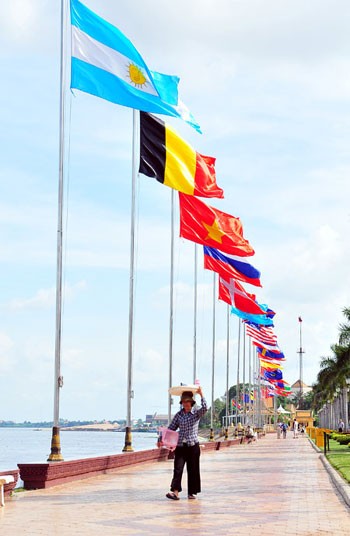 Premierminister Dung nimmt am ASEAN-Gipfeltreffen in Kambodscha teil - ảnh 1
