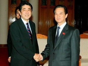 Premierminister Dung führt Telefon-Gespräch mit seinem japanischen Kollegen - ảnh 1