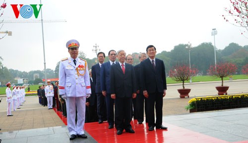 Hochrangige Politiker besuchen das Ho Chi Minh-Mausoleum - ảnh 1