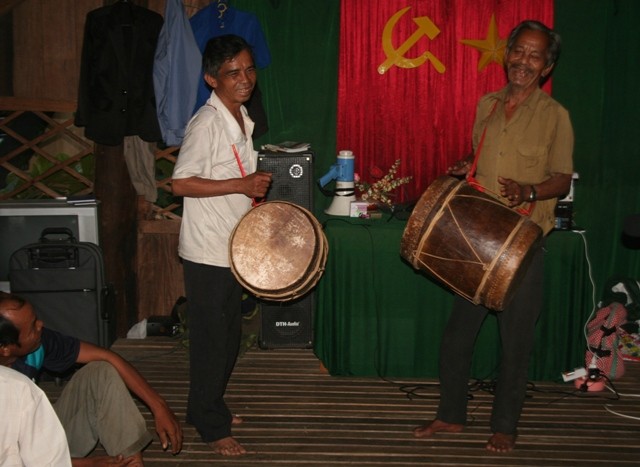 Trommeltanz zu zweit der Volksgruppe Cham H’roi - ảnh 1