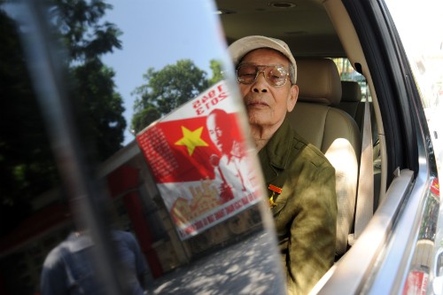 Immer mehr Menschen machen einen Kondolenzbesuch im Haus des Generals Vo Nguyen Giap  - ảnh 10