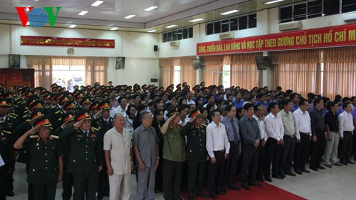 Die Bevölkerung landesweit nimmt Abschied von General Vo Nguyen Giap - ảnh 5
