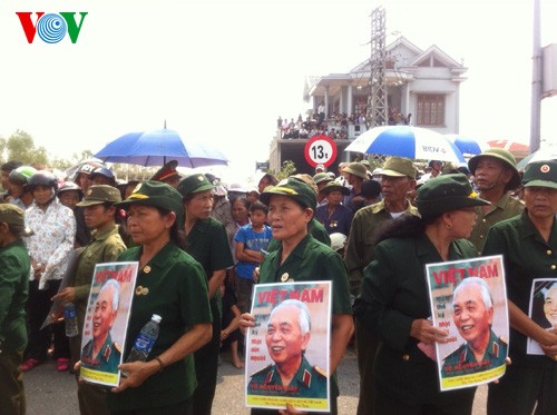Das ganze Land verabschiedet General Vo Nguyen Giap - ảnh 9