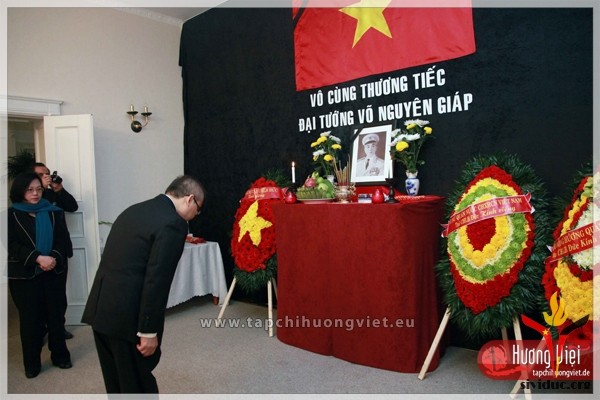 Die vietnamesischen Botschaften halten weltweit Trauerfeiern für General Vo Nguyen Giap ab - ảnh 4