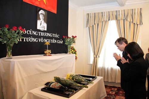 Die vietnamesischen Botschaften halten weltweit Trauerfeiern für General Vo Nguyen Giap ab - ảnh 2