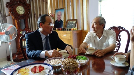 Dachverband-Vorsitzende Nguyen Thien Nhan besucht ehemalige hochrangige Politiker - ảnh 2