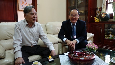 Dachverband-Vorsitzende Nguyen Thien Nhan besucht ehemalige hochrangige Politiker - ảnh 1