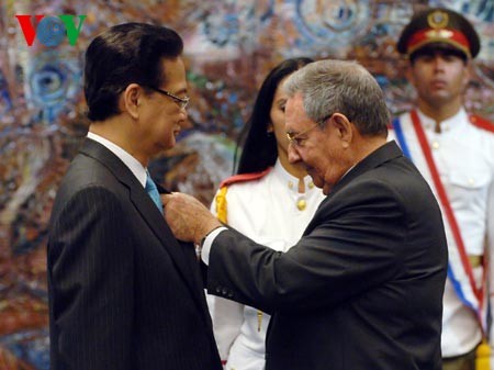 Premierminister Nguyen Tan Dung führt Gespräch mit Kubas Staatschef Raul Castro Ruz - ảnh 2