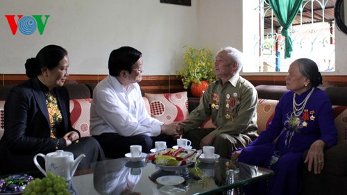 Staatspräsident Truong Tan Sang besucht Veteranen der Schlacht in Dien Bien Phu - ảnh 1