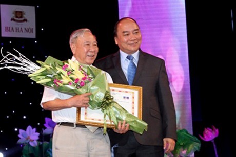 Preisverleihung des Schreibwettbewerbs über Lernen und Arbeiten nach dem Präsidenten Ho Chi Minh - ảnh 1