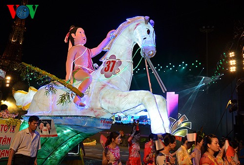 Der riesige Laternenumzug zum Mondfest in der Provinz Tuyen Quang - ảnh 10