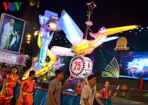 Der riesige Laternenumzug zum Mondfest in der Provinz Tuyen Quang - ảnh 11