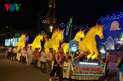 Der riesige Laternenumzug zum Mondfest in der Provinz Tuyen Quang - ảnh 15
