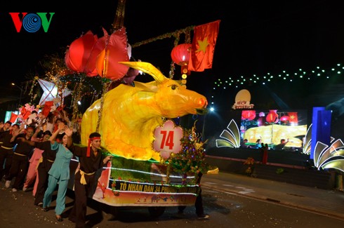 Der riesige Laternenumzug zum Mondfest in der Provinz Tuyen Quang - ảnh 2