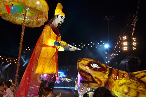 Der riesige Laternenumzug zum Mondfest in der Provinz Tuyen Quang - ảnh 3