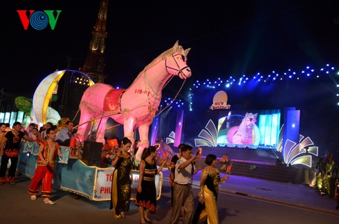 Der riesige Laternenumzug zum Mondfest in der Provinz Tuyen Quang - ảnh 4