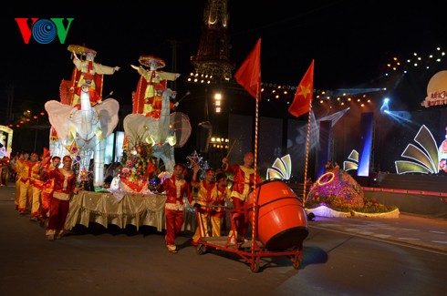 Der riesige Laternenumzug zum Mondfest in der Provinz Tuyen Quang - ảnh 6