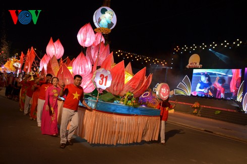Der riesige Laternenumzug zum Mondfest in der Provinz Tuyen Quang - ảnh 7