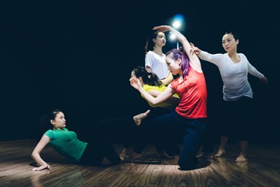 „Hanoi – Stardust“: Die Auseinandersetzung zwischen klassischem Ballett und moderner Gesellschaft - ảnh 1