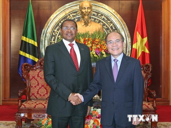 Parlamentspräsident Nguyen Sinh Hung empfängt den tansanischen Präsidenten - ảnh 1