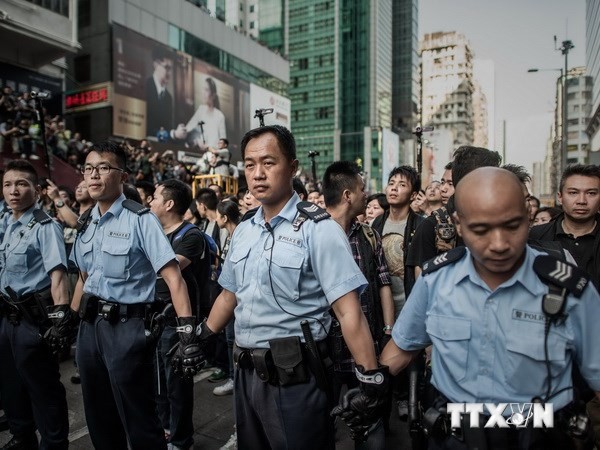Hongkong-Polizei räumt die Straßen im Geschäftsviertel Mong Kok - ảnh 1