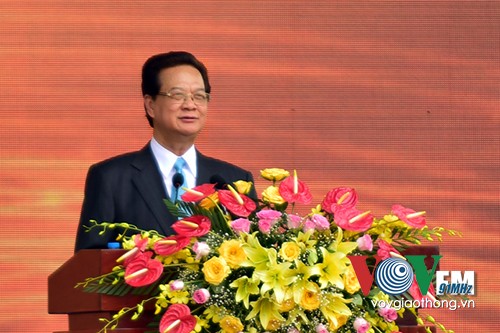 Der Premierminister nimmt an Feier zum 40. Jahrestag der Vereinigung des Landes in Hau Giang teil  - ảnh 1