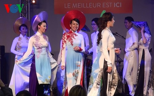 Präsentation der vietnamesischen Tracht Ao Dai auf der Messe in Paris 2015 - ảnh 1