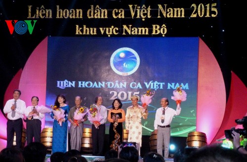 Abschluss des Festivals der vietnamesischen Volkslieder  - ảnh 1