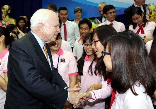 Die Delegation der US-Senatoren trifft Studenten in Ho Chi Minh Stadt - ảnh 1